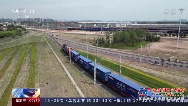 在这个屏幕的后台，70多万台各类工程机械设备组成了一个庞大的数据管理平台。每个亮点都代表一台机械设备，不管哪台设备，每挥动一铲、行动一步，都会形成数据痕迹，从而绘制出一幅实时基建图。