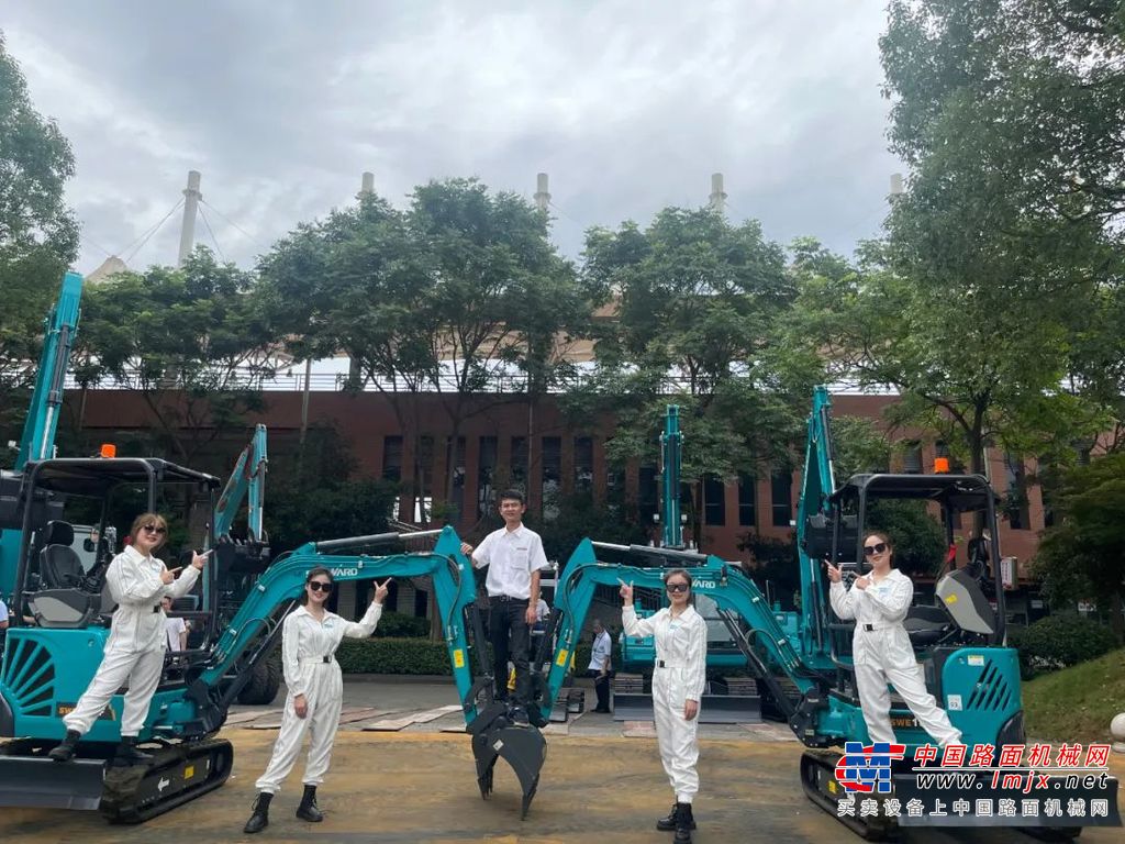 	活动负责人介绍，此次参与展示表演的山河智能设备一共有6台，包括SWE135挖掘机、滑移装载机各1台、SWE80、SWE18挖掘机各2台。另外，还安排有5名人员配合演出，包括4名90后女操作手以及1名男操作手。