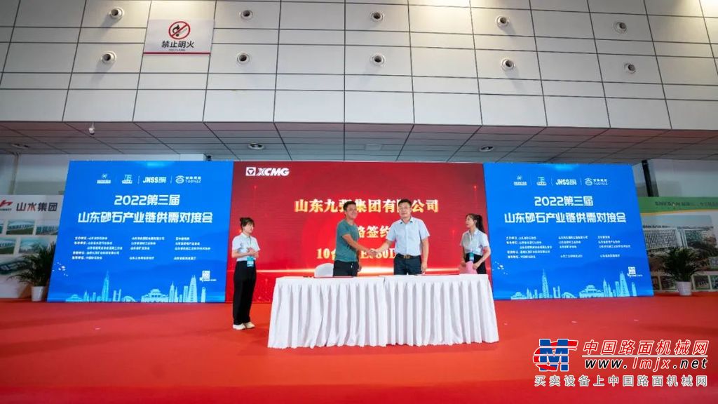 XE380DK MAX是徐工挖机自主创新研制，以市场为导向、贴近用户需求的30吨级王牌产品。针对中小型矿山和大型土石方作业工况，XE380DK MAX致力于提升挖掘机作业效率与整机可靠性，在智能控制、结构件强化等关键技术领域均实现重大创新突破，2022年荣获“TOP50市场表现金奖”。