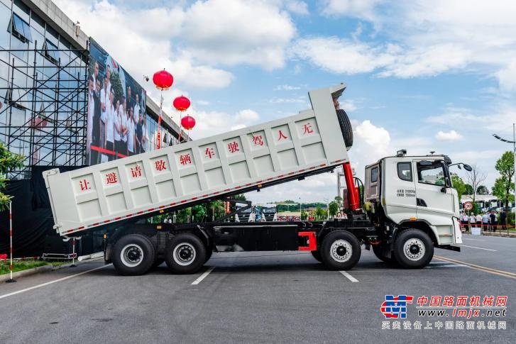 	全天候、全方位感知技术为智能驾驶车辆装上了一双“慧眼”，三一海星智能驾驶自卸车配备有激光雷达、相机、毫米波、超声波等多种传感器，采用深度神经网络和点云聚类算法，实现对车身周围的障碍物检测，适应车辆、行人和石头等多种障碍物的场景。车辆可实现全天候工作，最远识别距离≥140m，识别准确率≥95%。