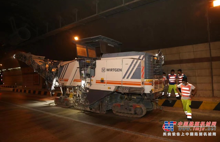 	为提升隧道路面平整度、提升通行环境及路面抗滑性能，陕西交控西镇分公司计划对隧道内SK940+110、XK924+060及XK923+710和XK919+240共4处路面进行整治提升。