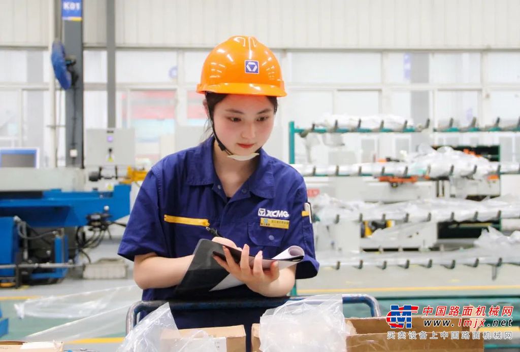 	李顶顶作为事业部附件分公司硬管工段的焊接高级技师，有着丰富的焊接理论知识和操作经验。但在这一次附件分公司开展的劳动竞赛中工段安排他担任硬管工段质量巡检员，对他来说是一个全新的挑战。由于多年工作中养成的认真、细致、不放过一丝瑕疵，追求完美产品的习惯，使得李顶顶在“强创新•提效能•促发展”劳动竞赛活动中的产品质量把关上俨然成了明察秋毫的“黑脸判官”，对于一些员工“一点点问题不影响质量”的劝说，他的口头语是“抓质量，‘白胡扯’”。
