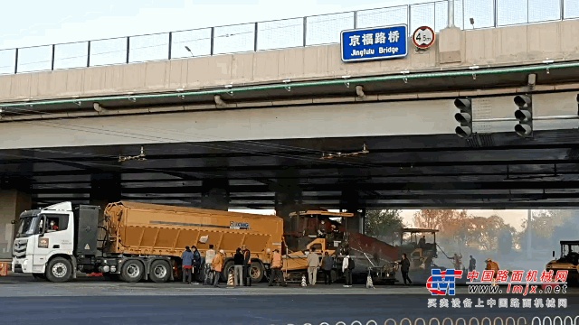	在陕西榆林，综合养护车参与路面井盖填料施工，在更换老旧井盖时，对原有路面进行切割破碎、清扫废料、喷洒沥青、填补压实等。