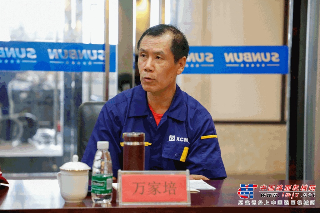 在交流座谈中，王颖书记对价值链“5+2”管理模式和全价值链“品牌文化驱动营”进行解读，强调了将党建和品牌文化全面融合到生产经营中去的重要性，进一步“打造徐工大家庭，锤炼钢铁同盟军”。