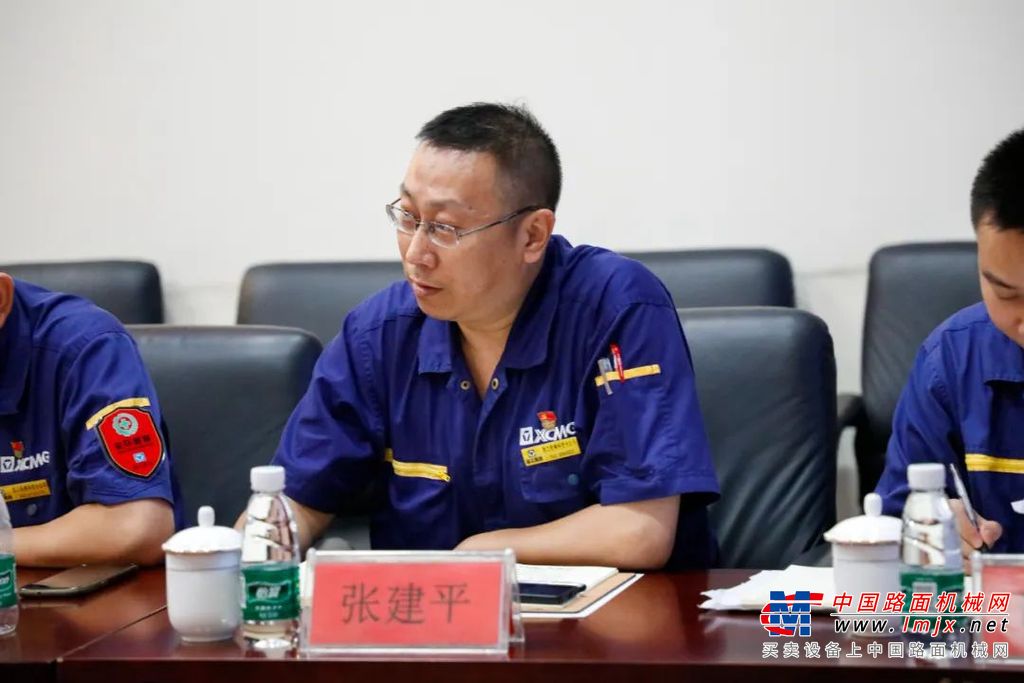 	王颖书记着重阐释了全价值链“品牌文化驱动营”的深刻内涵，强化价值链“5+2”管理模式落地，以徐工登顶精神为引领，以品牌文化驱动营为载体，深化由“管”到“帮”管理机制，突出供应商、经销商“两翼”协同作用的发挥。