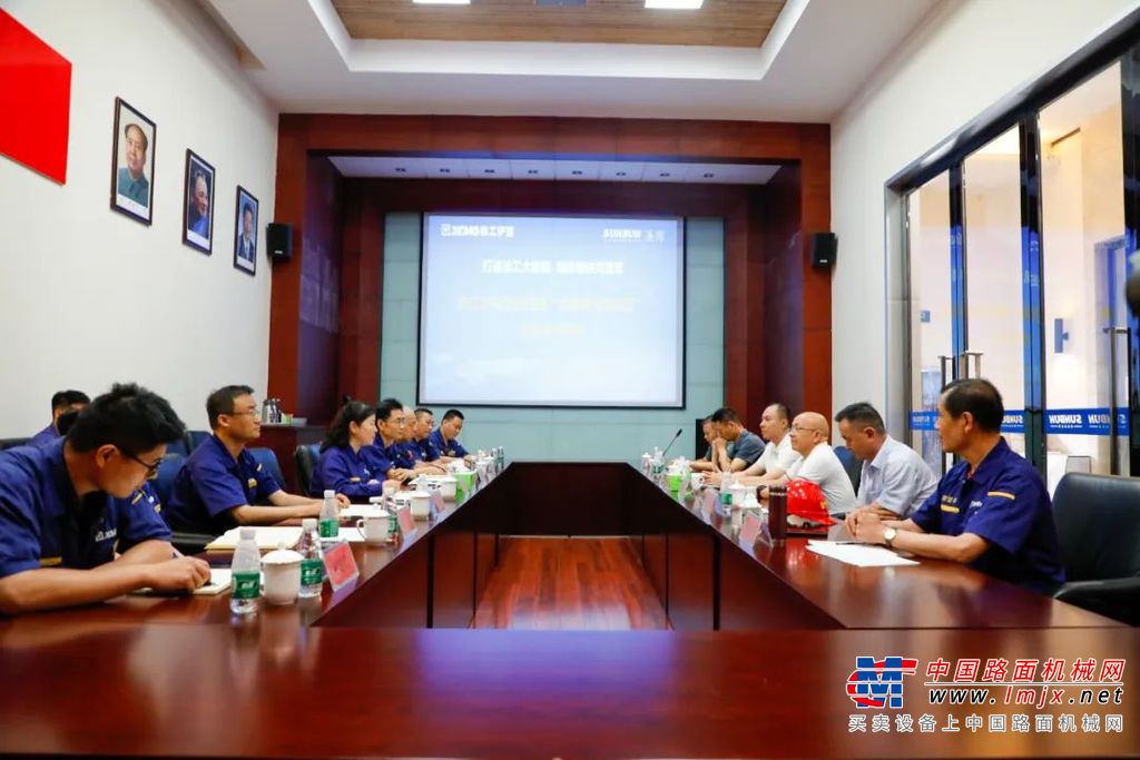 各家“钢铁同盟军”代表就企业经营、生产管理和文化建设中存在的短板和资源需求进行了交流发言，并邀请铲运事业部供方帮扶团队给予帮助和指导。