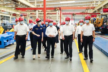 市委书记宋乐伟一行深入徐工开展夏季安康走访慰问