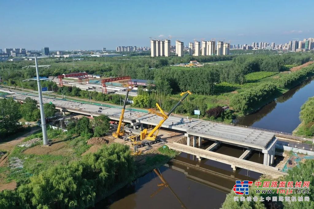 	在G518国道丰沛铁路大桥项目现场，XCA400L8“倒车入场”，独特的入场姿势也预示着此次吊装任务的不简单：施工段横跨河道，左右被农田绿地环绕，上临高压线路，可以说“处处受限”。