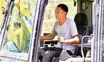 山沟沟里修堤人——“蒸笼”里开挖机，与台风抢时间