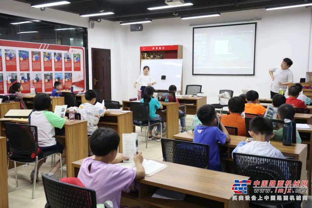 △早上，小朋友们跟随父母一起来山河智能“上学”。