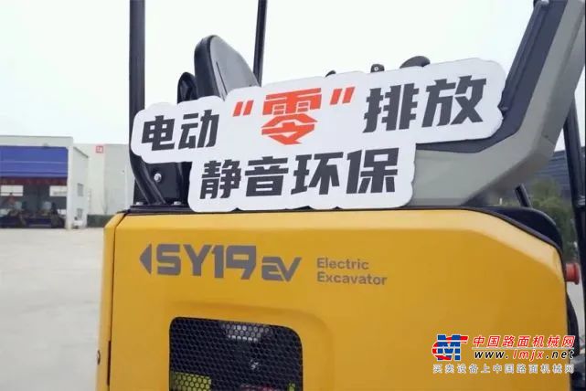 	挖掘机进酒厂工作，这是第一次。在三一电动微挖刚进厂时，师傅们议论纷纷“机械设备哪有人工灵活”、“可别对环境卫生造成污染”......