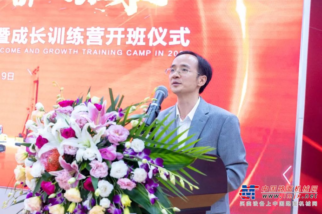 	庄严而盛大的开班仪式对新人们而言是一场别开生面的洗礼，亦或是一次脱胎换骨般的角色认知。