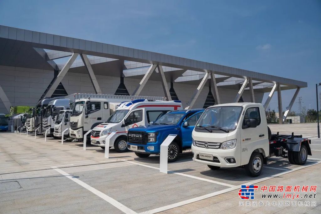 	福田雷萨蓝雷双擎行星搅拌车是福田雷萨全新的拳头产品，采用油驱底盘+电驱上装双引擎动力，车辆待料0油耗，节油30%；启动发动机存电3分钟，罐体转动1小时。具有轻量化、绿色低碳、高效省油、驾乘舒适等优势。福田雷萨蓝雷双擎行星搅拌车创新性地引入智慧物流运输系统，以绿色低碳为理念，以创新转型为抓手，真正实现了从“传统生产”迈向“绿色智造”。