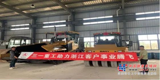 本次助力G526国道岱山段建设的SSP130C-8H摊铺机是三一大型摊铺机SSP125C-8的升级机型，从设计上就是为土石工程、公路建设而生，搭配完全自主知识产权的大功率D07系列发动机，动力强劲节能环保，满足摊铺机各种负载工况下的动力要求，经济档转速下噪音更低油耗更少，机器可靠性大幅度提升，即使是在夏日炎炎的炎热施工条件下，应对国道建设路况更是如鱼得水不在话下。