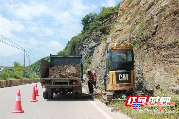 战高温斗酷暑 泸溪县公路建养中心开展公路日常养护