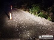隆安公路养护中心｜深夜碎石洒落路面，公路人迅速抢险消除安全隐患