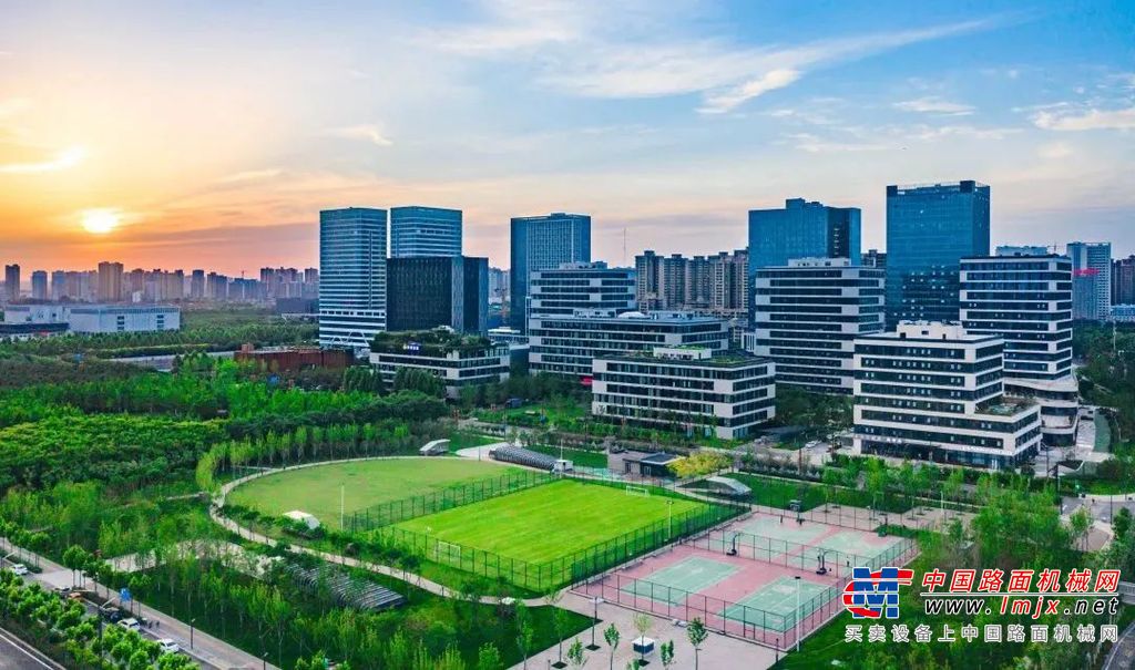 	三一智能制造产业园项目位于沣西新城，总投资65亿元，占地约900亩，分两期建设。其中，一期投资约50亿元，主要建设内容包括“三一重装西部智能制造中心”及研发人员不低于3000人的“秦创原三一全球研发中心”，项目全面达产后，年产值约100亿元、年纳税约6亿元。