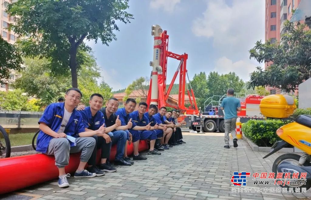 7月31日凌晨1时，徐工应急联动小组获悉鼓楼区大型商超地下车库被积水漫灌后，火速派遣大流量应急排水车赶赴现场。