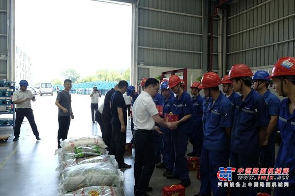 长沙市总工会慰问山河智能一线员工