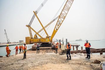 参建西非最大深水港！徐工履带吊再献力作