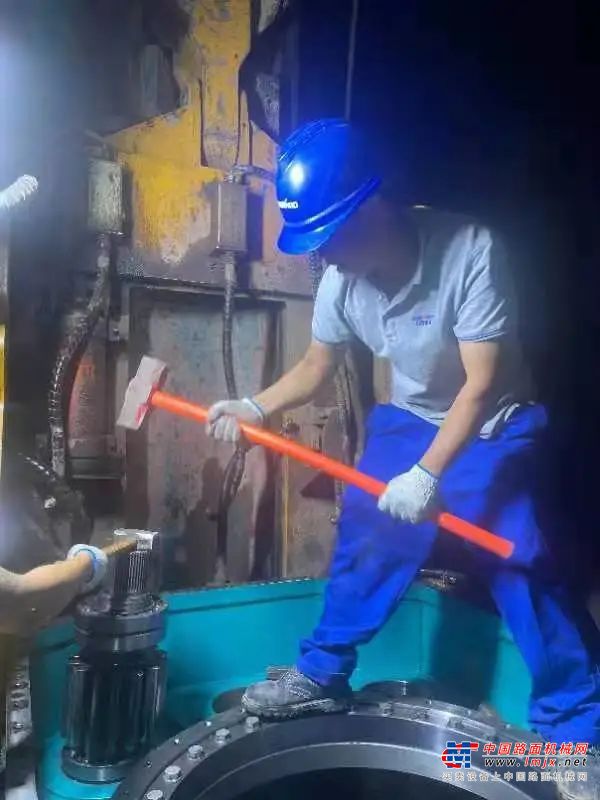 △基础装备事业部华南分公司售后服务工程师蒋海江、杨良国在深圳工地为不耽误客户的施工进度，在中午最热的工地休息时间内，为客户的设备做整机大保养工作。