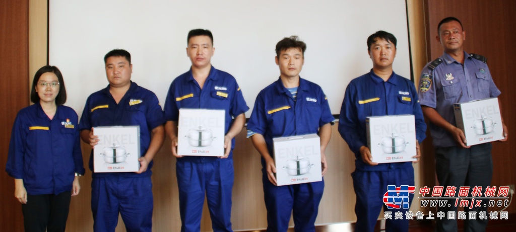 结构分厂党支部书记陈海波结合了退伍军人在岗位中的表现，以及对职工的积极影响，号召退役军人持续发挥正面影响，将部队生涯中磨练出的优秀品质带到工作中，发挥好率先垂范的作用，当好职工榜样，持续传播正能量。