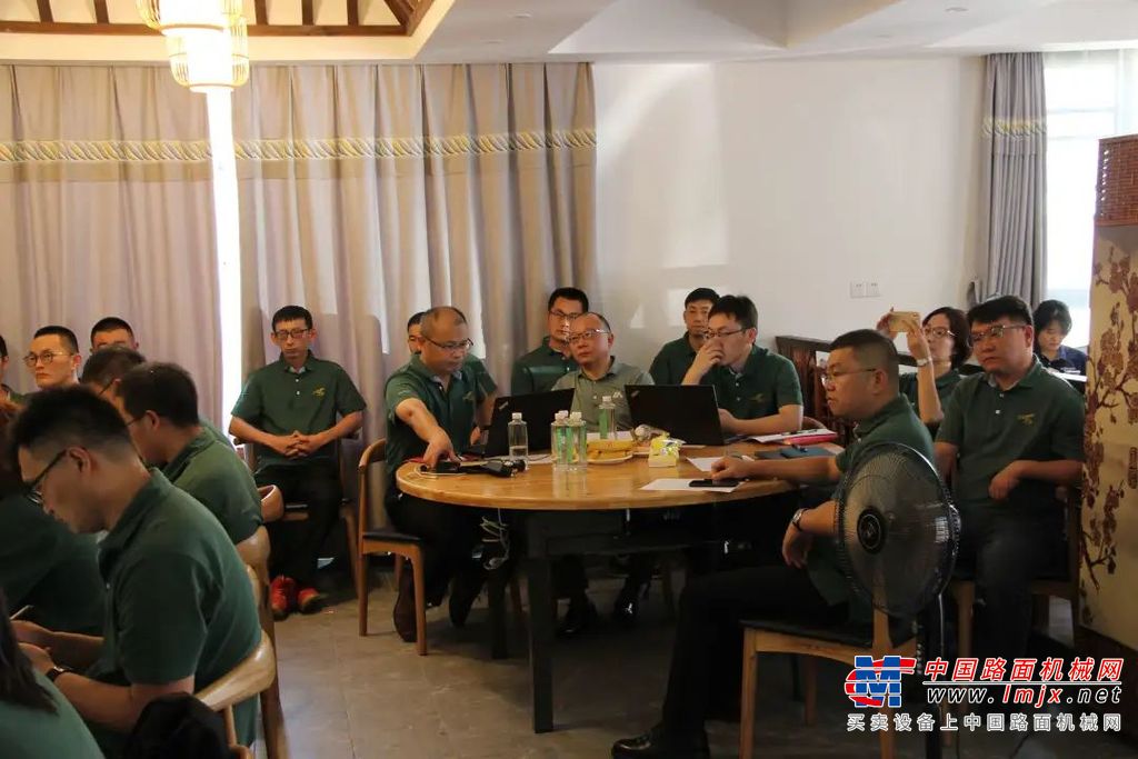 为期两天的会议，在面对当前国内、国际经济环境复杂多变的严峻形势，各部门负责人结合自身工作实际，对照年度制定的工作目标完成情况进行深入剖析，从数据入手，总结2022年上半年工作亮点与不足，并提出了具体改进措施。同时围绕公司年度目标，制定下半年工作计划，提出计划实施节点，确保下半年任务完成。另外分管副总就自身分管的工作，从公司上半年销售总额、资金回笼、成本费用、制造效率、团队建设以及经营管理等方面进行了专业的点评，并对下半年经营目标和工作重点提出建议做出部署。