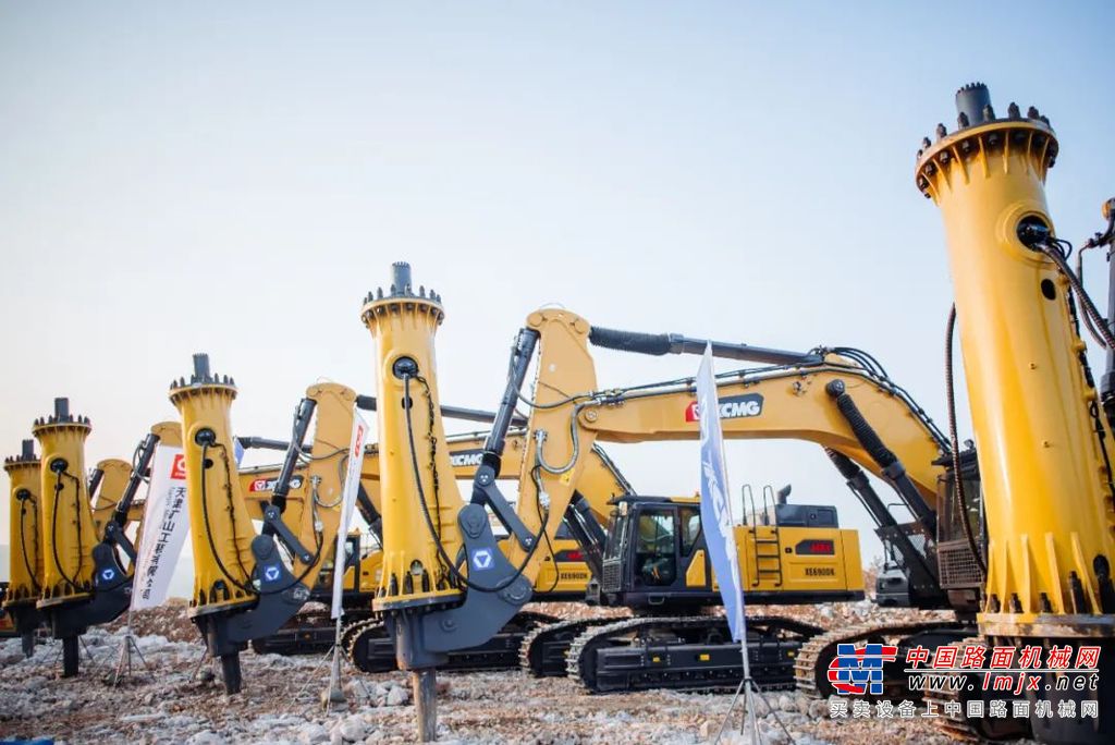 	7月30日，“南方水泥玉山石灰石矿区非爆破开采启动暨徐工XE690DK MAX挖掘机批量交付仪式”在江西上饶玉山隆重举行，开启绿色矿山开采新篇章。