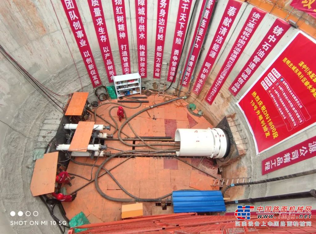 滇中是全国干旱最严重的地区之一。2017年，国务院正式启动滇中引水项目，引金入滇以改善当地水资源匮乏状况，列为全国172项重大水利工程之一。		本次施工段分为昆明第八自来水厂扩建及厂外管网建设两部分。其中厂外管网工程总规模约35km，为国内供水行业单个工程非开挖距离最长。该项目建成后，可缓解昆明主城东南片区开发用水需求，供水面积将辐射主城东南片区500平方公里，受益人口95万左右。