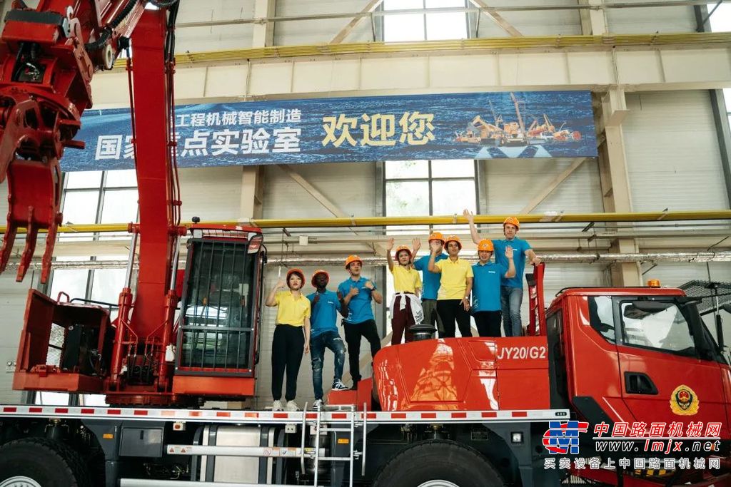 通过网络海选“过五关斩六将”，在中国生活的5名海外达人及3名中国行业大咖集结徐州，开启了“徐工实习生”中国战队的首场“穿越之旅”。