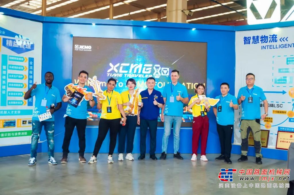 工程机械能书写汉字“实习生们”也不甘示弱要和徐工的产品比试一下谁的书法更有气势