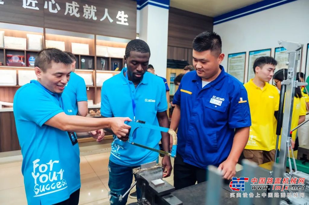 		炎炎盛夏	“实习生们”亲手制作消暑降温的凉茶送给徐工的小伙伴们共同体验徐工的Better Health ，Better Future
