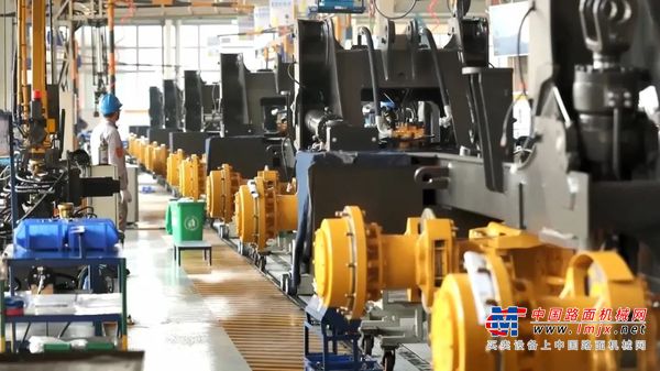 200米长的车间、22道工序、最快6分钟下线一台车，山东临工是怎么做到的？