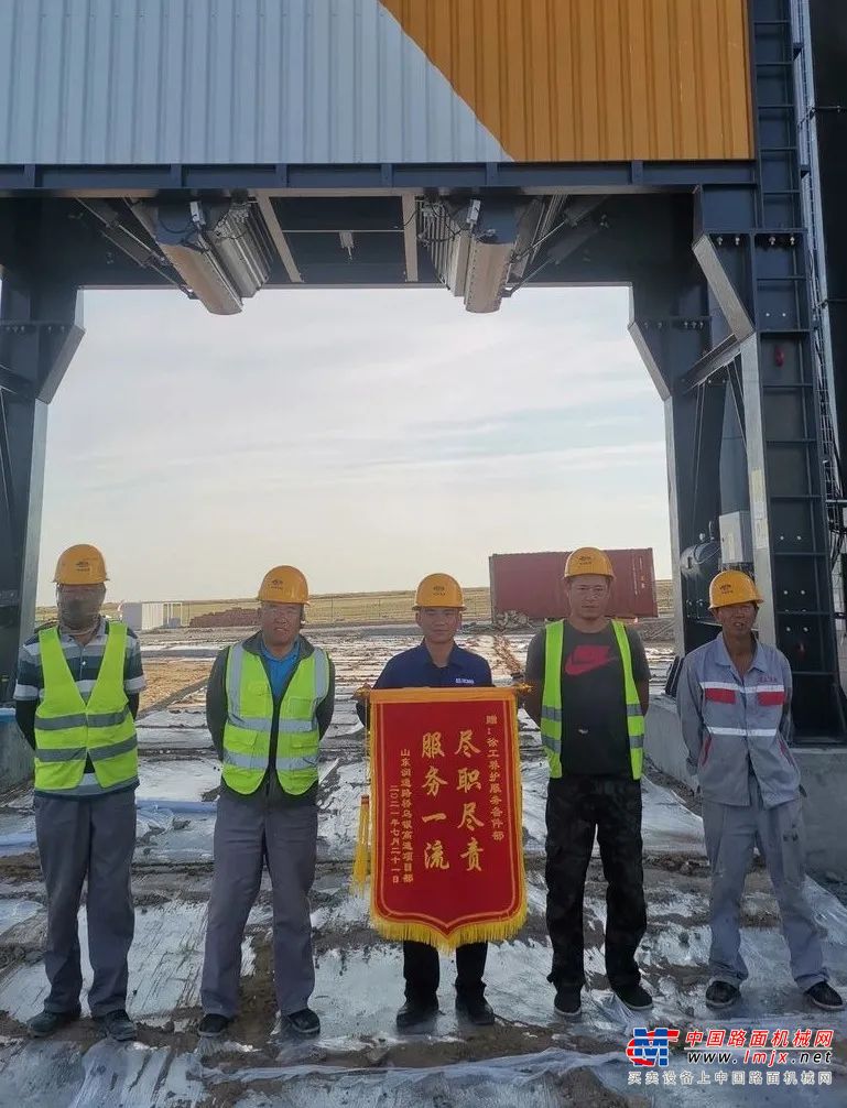 徐工5000型沥青站凭借5500kg单锅搅拌能力，将搅拌时间缩短到小于25秒，轻松满足400t/h的沥青混合料生产要求，以超高产能在市场中形成超高影响力。近期，在沾临高速、乌银高速、合北高速都能看到徐工沥青站高耸的身影！