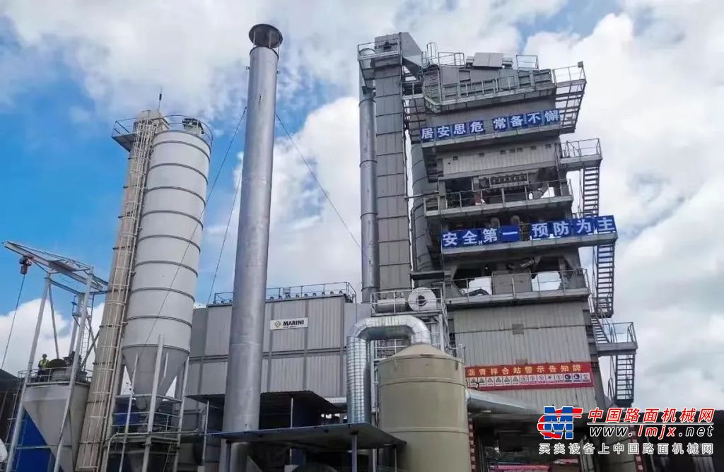 广东远沃建设有限公司总经理刘刚先生与玛连尼（中国）总经理马铁锋先生签订第12台沥青搅拌站销售协议