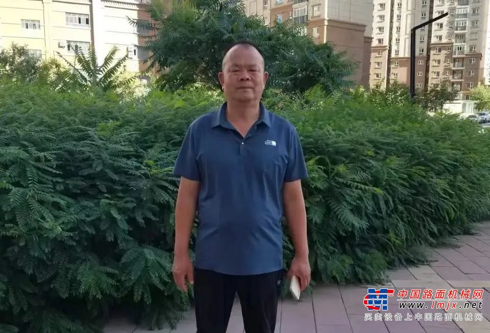 	早在1997年，郑忠就成为了一名挖掘机学徒，自2007年购入第一台挖掘机起一直使用合资品牌。近两年，随着临工市场占有率不断扩大，这一品牌开始进入他的视野，为他这一场临工好司机之旅系下缘结。