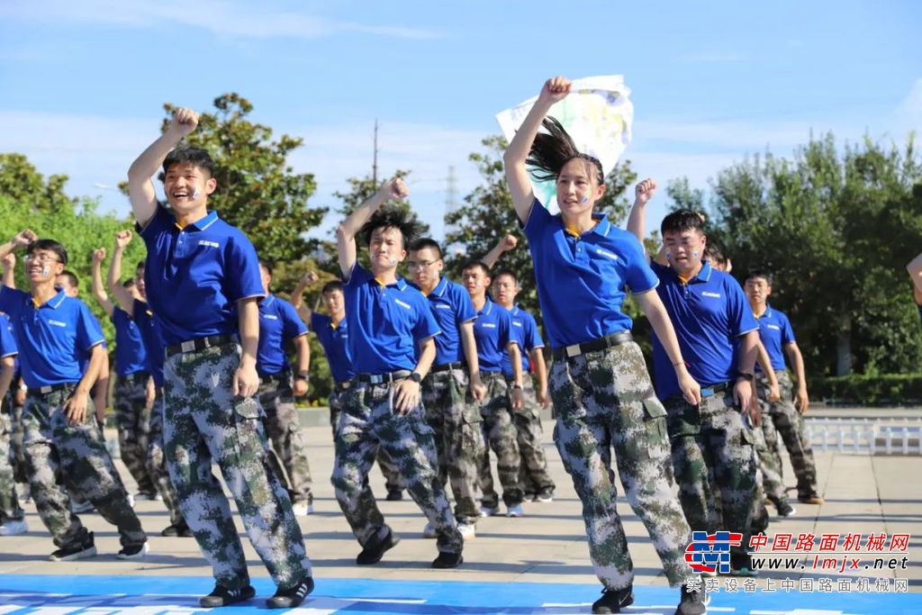 步履铿锵的他们以军人之姿迎战漫漫征途以青春之名汇聚磅礴力量向着光荣与梦想坚定出发