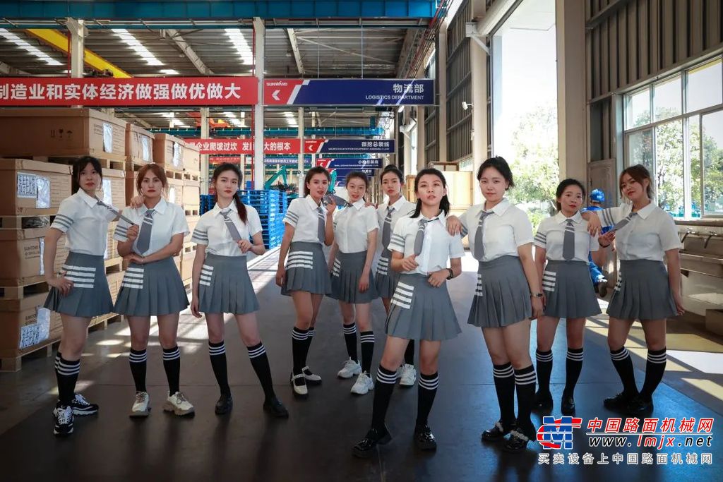 “接下来，我们要推出一些比较有吸引力的品牌活动，各位挖机宝贝作为挖掘机品牌推广最为重要的环节，要展现品牌亮点。希望在大家的努力下，在品牌建设上取得更多的成绩。”范峥嵘宣布挖机宝贝计划正式启动。
