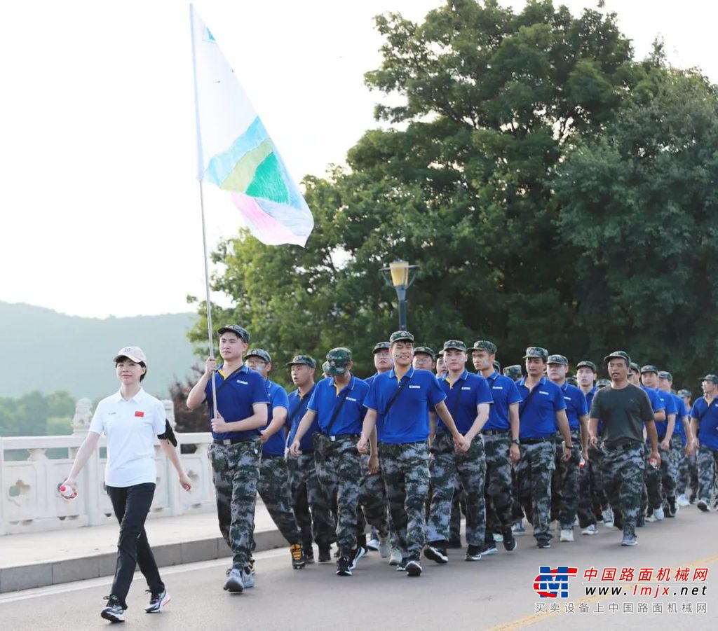 迎风飘扬的大旗	标注着登顶珠峰的共同愿望