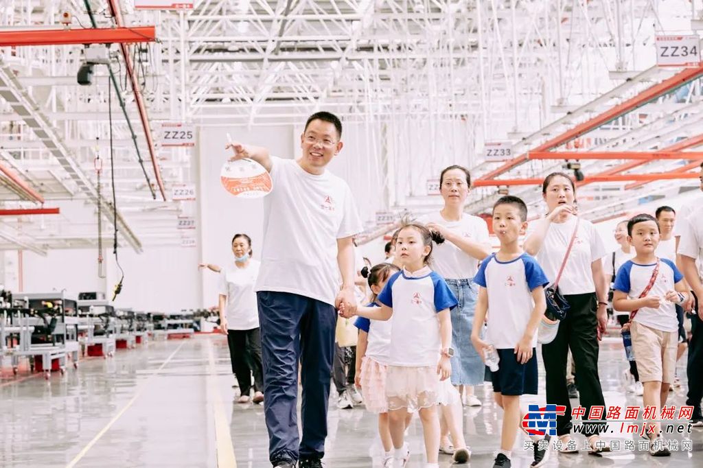 在三一耗资百亿打造的智能化产业园里，员工家属们沉浸式体验了“一辆卡车的诞生”过程，身临其境观看“钢板进、整车出”的奇妙之旅。