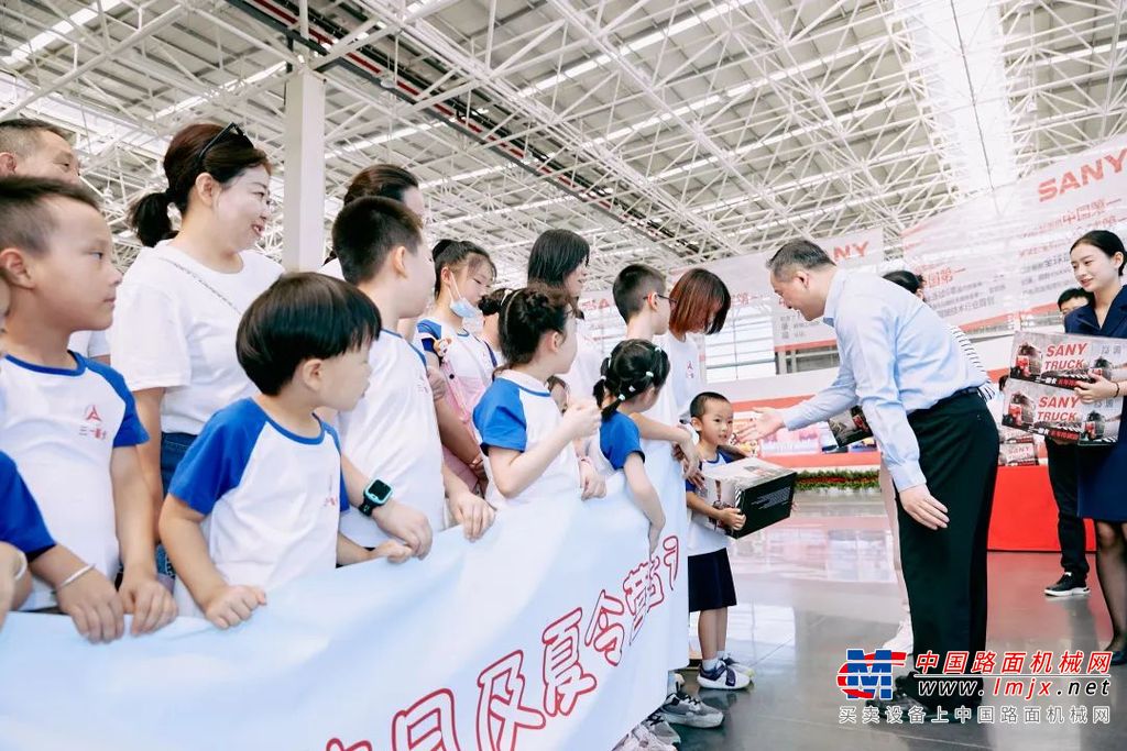 	此外，“大家长”还贴心为放暑假的小朋友们准备了卡车模型礼物，预祝此次夏令营各位大朋友、小朋友们都能玩得开心、尽兴。