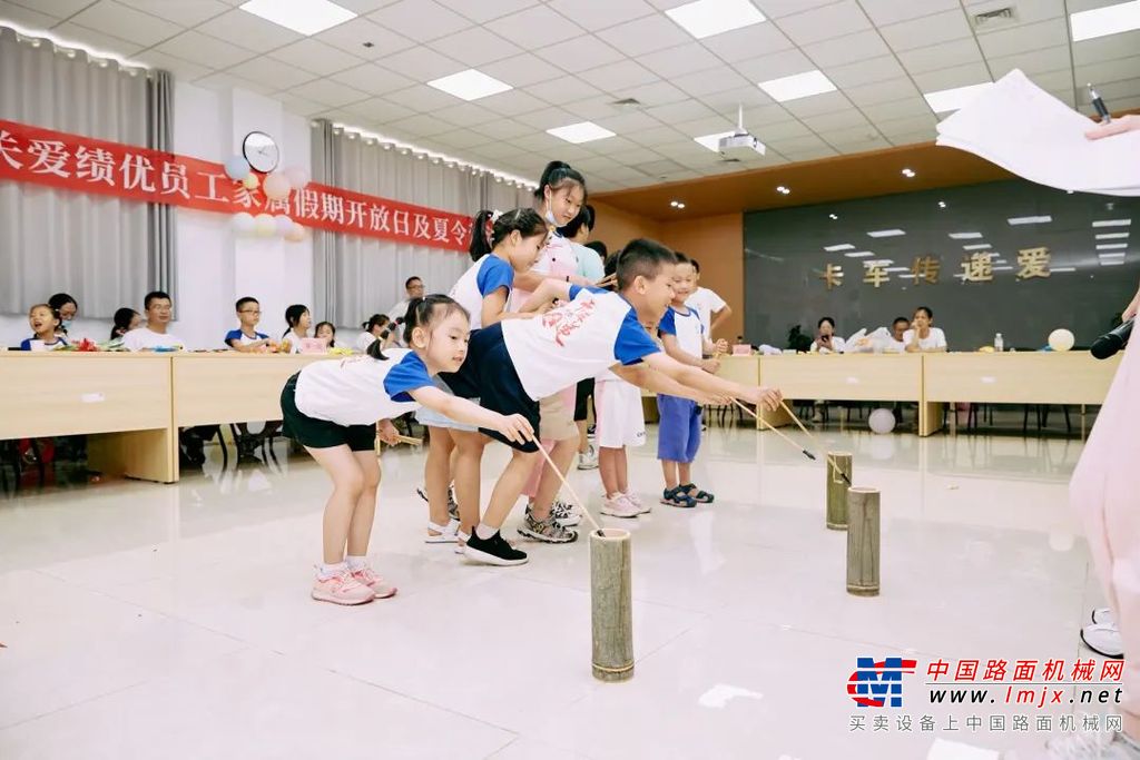 此外，家属团还参观了集团总部的18号灯塔工厂，了解除重卡以外的其他三一工程机械设备，进一步感受三一智能化灯塔工厂的魅力。