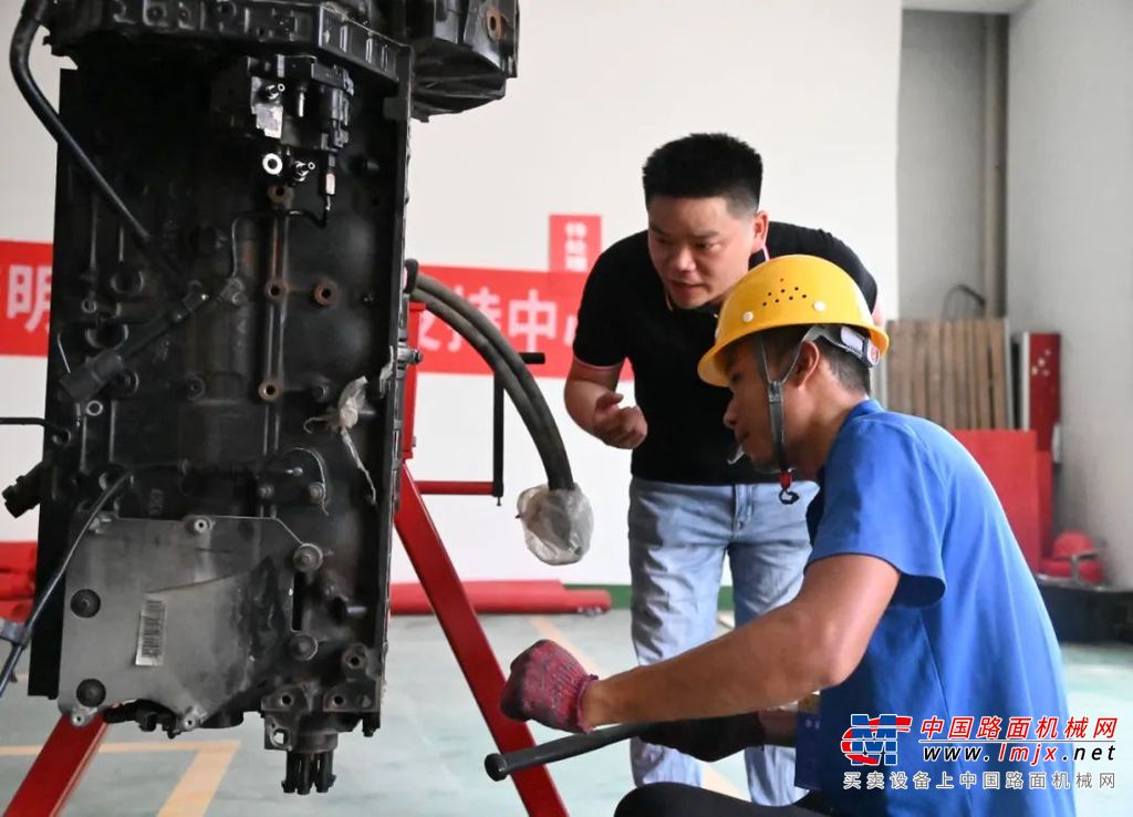 华东区域人杰地灵、经济发达，是全国最大的工程机械市场，微小挖、轮挖、打桩机、船挖等多元化细分产品需求旺盛，徐工挖掘机凭借优异的产品性能和完善的产品型谱系列，为客户提供了丰富、实用、高效的施工解决方案。