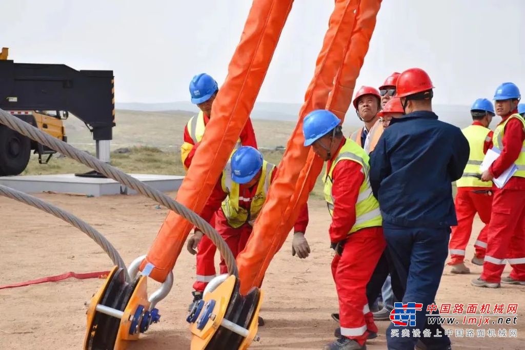 	SAC24000T抵达风场，下午开始组装支腿和转台、变幅油缸、基本臂，4个小时就完成了。