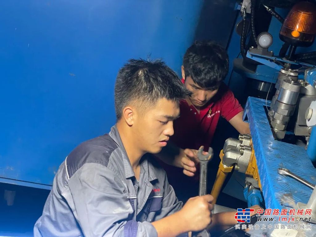 	但问题是，这台SAC6500T7出厂时并未选配重型塔况，眼下只能重新安装塔臂卷扬装置，需要临时从工厂配送40个散件。考虑到配件安装，施工方给了三天的期限。