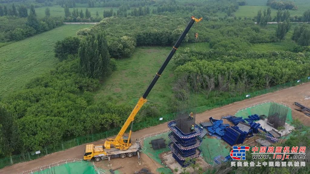 	隔50米一组电箱，标明“吊车专用”