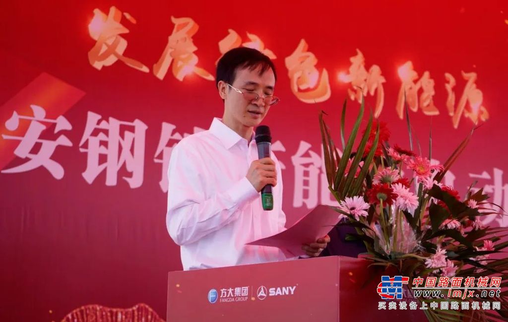 交付现场，30台三一SW956E整装待发，即将投入生产使用，助力绿色低碳发展。
