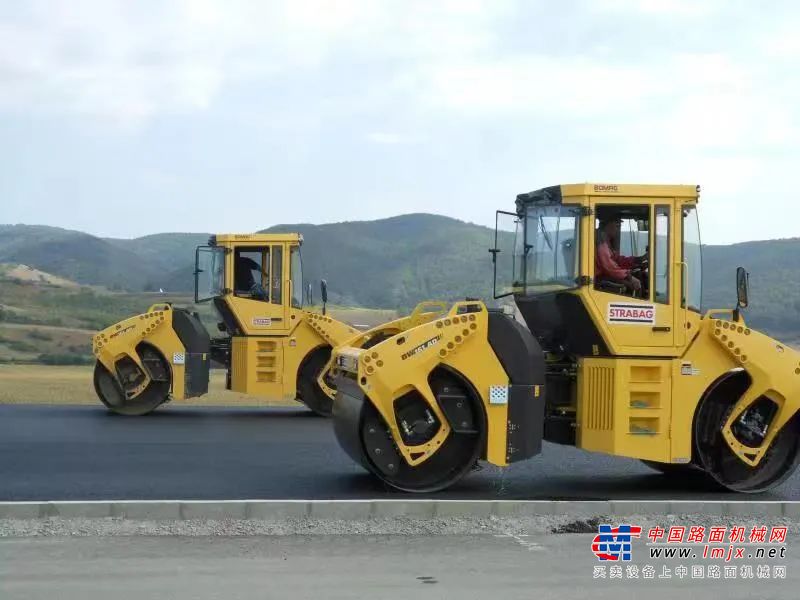 	宝马格BW161AD-4型双钢轮振动压路机采用双激振器设计，双频双振幅能兼顾各种材料的碾压，真正做到轻松压实。