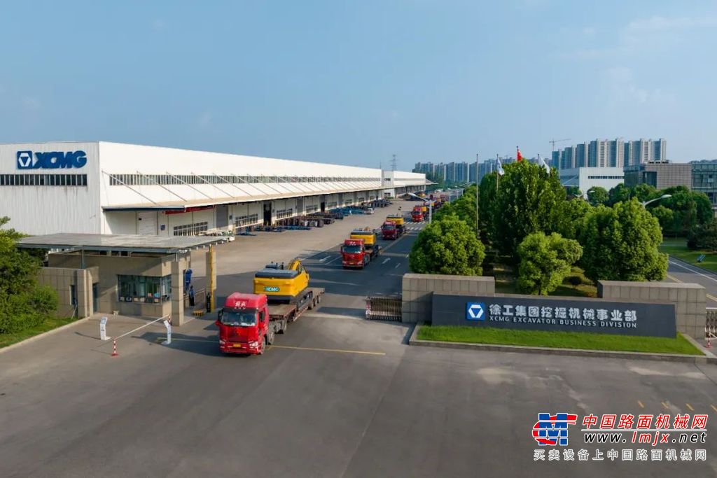 	近日，在徐工挖掘机械制造基地，超百台徐工XE270E纯电动挖掘机鱼贯而出，宛若游龙，气势恢宏，踏上了出征南美高端矿山的崭新征程，为全球经济可持续发展注入强劲绿色动能。