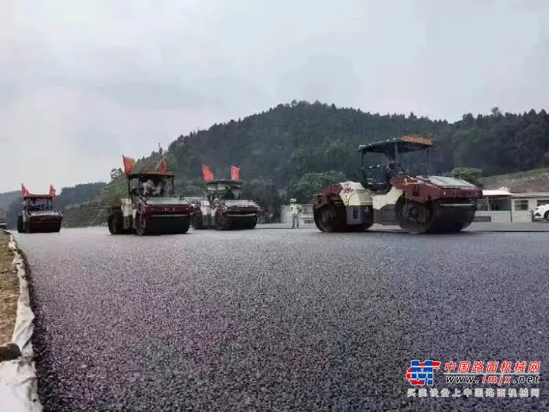 目前，在湖南、四川、浙江省的多條高速公路施工現場，戴納派克CC6200大型雙鋼輪壓路機火力全開，全面助力工程快速推進。